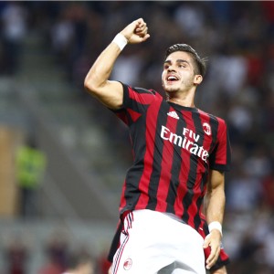  AC米兰青春风暴席卷赛场，十九岁小将梅开二度锁定胜局  