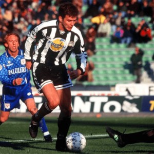  马赛主帅变阵收到奇效，边路突破撕开对手防线  