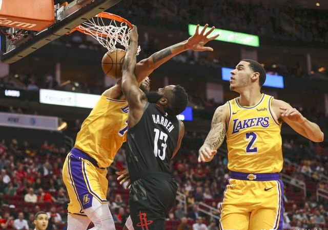  詹姆斯狂砍三双助湖人逆转战胜掘金